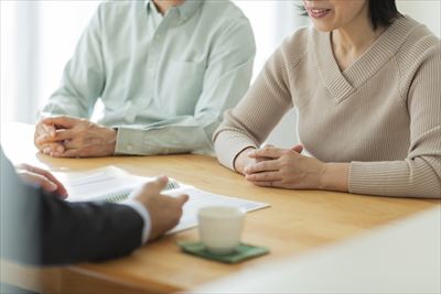 遺品整理ではまずはお打ち合わせをさせていただき、故人のお品物で残しておくものやどのように整理をするか確認させていただいてから、遺品整理に取りかかります